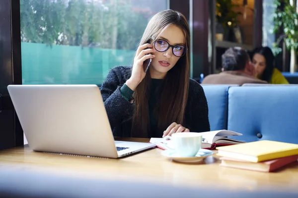 Bella Ragazza Hipster Che Comunica Smartphone Mentre Seduto Computer Portatile — Foto Stock