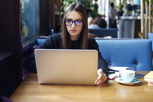 Nadenkend Brunette Copywriter Brillen Informatie Zoeken Netwerk Voor Publicatie Werkt — Stockfoto