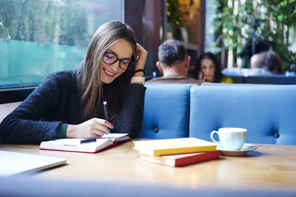 Estudiante Positiva Gafas Con Estilo Con Buena Lente Anotando Una —  Fotos de Stock