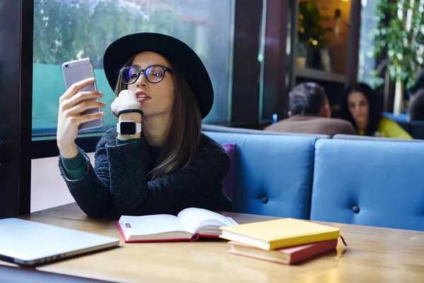 Estudiante Hermosa Pensativa Gafas Moda Leer Las Últimas Noticias Los —  Fotos de Stock