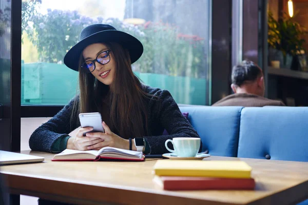 Student Atrakcyjny Pisanie Wiadomości Mail Smartfonie Rozmów Online Siedząc Kawiarni — Zdjęcie stockowe