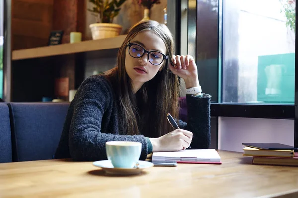 Nachdenkliche Studentin Macht Hausaufgabenbericht Denkt Über Buchhaltung Café Interieur Nach — Stockfoto