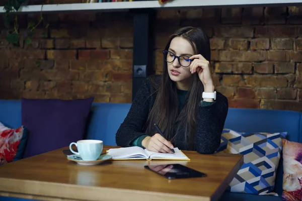 Talentierte Grafikerin Stylischer Brille Die Einem Notizbuch Café Sitzt Konzentrierte — Stockfoto