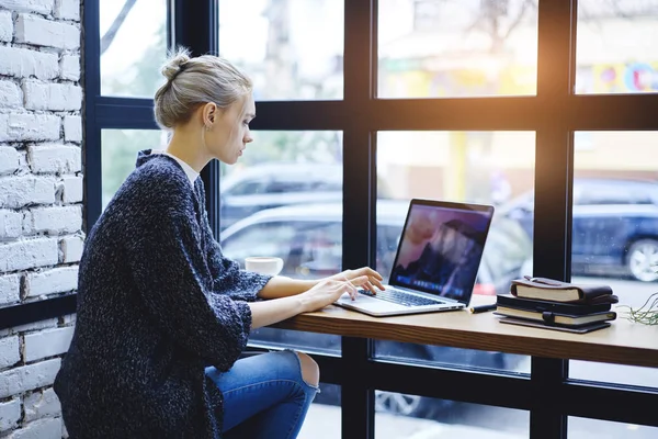 Fata cu laptop în cafenea — Fotografie, imagine de stoc