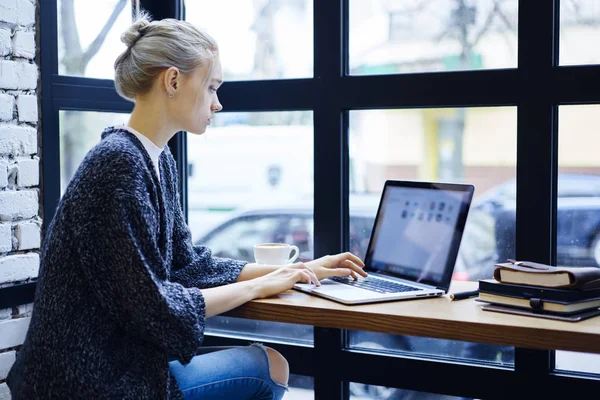 Attractive Blond Professional Copywriter Doing Distance Job Coffee Shop Concentrated — Stock Photo, Image