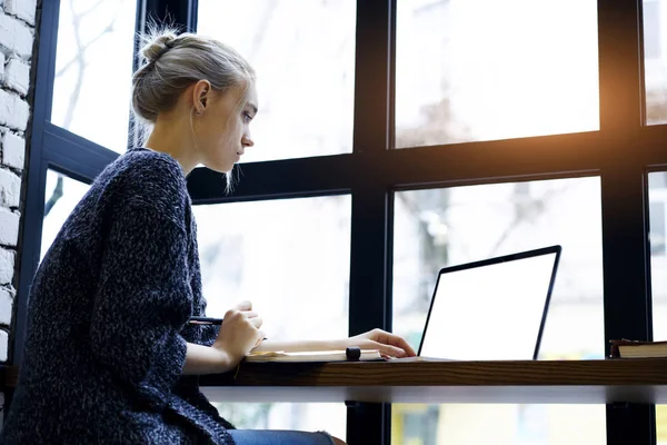 Stilvolles Mädchen surft Laptop — Stockfoto