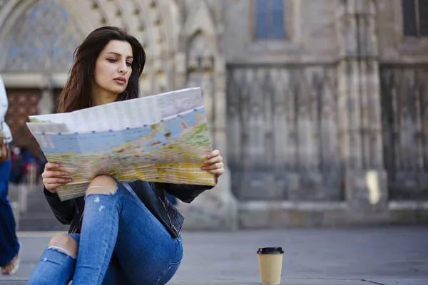 Συμπυκνωμένο Μελαχρινή Γυναίκα Ταξιδιώτης Κάθεται Θολή Φόντο Αστικό Σκηνικό Χάρτη — Φωτογραφία Αρχείου