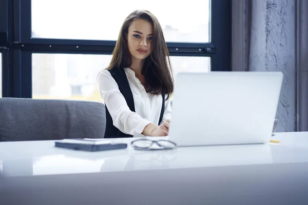 Retrato Mujer Orgullosa Confiada Ceo Haciendo Trabajo Remoto Utilizando Ordenador — Foto de Stock