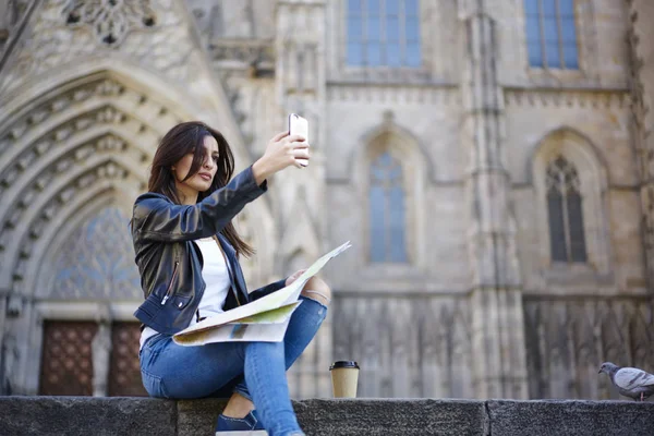 Hermosa Mujer Joven Tomando Fotos Usando Teléfono Inteligente Posando Sobre — Foto de Stock