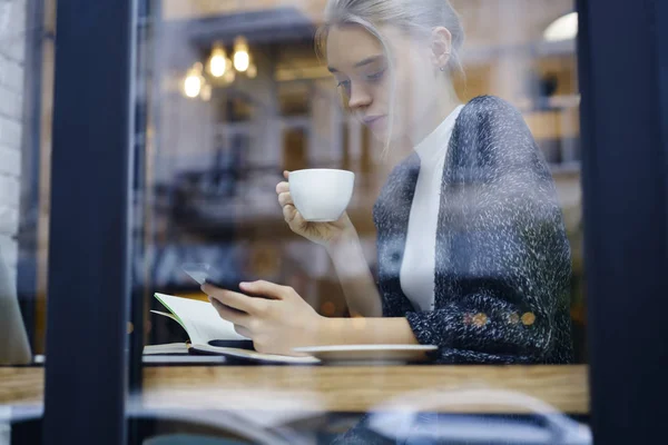 Pensive Menina Hipster Loira Atraente Desfrutando Coffee Break Café Lendo — Fotografia de Stock