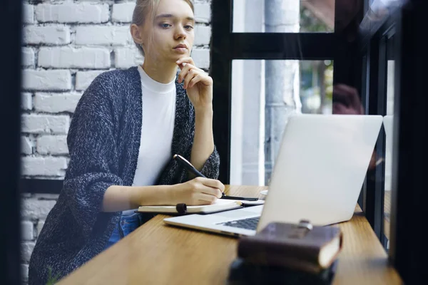 Atrakcyjne Zamyślony Freelancer Blondynka Analizowanie Informacji Tworzenie Projektu Pracy Freelance — Zdjęcie stockowe