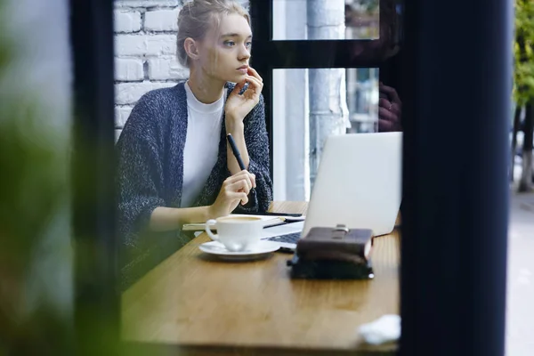 Zamyšlený Blondýna Textař Přemýšlel Strategii Pro Online Reklamní Kampaň Pracuje — Stock fotografie