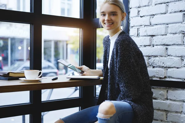 Belle femme avec tablette dans le café — Photo