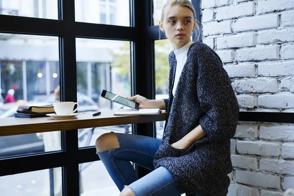 Raslantı sarışın blogger Cafe iç Web sitesi, ciddi vasıflı serbest meslek kazanç para online oluşturma tasarım proje üzerinde çoklu ortam içeriğini güncelleştirirken vakit dalgın giyinmiş