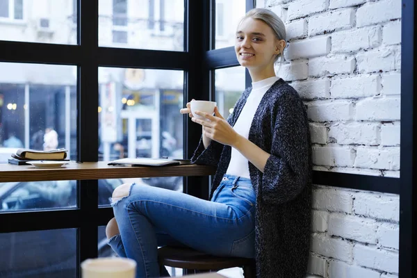 Kahve molası sırasında modern loft iç kafede başlangıç proje planlama boş zaman harcama çay içme çekici gülümseyen hippi kız öğrenme zevk gülümseyen sarışın kız öğrenci portresi 