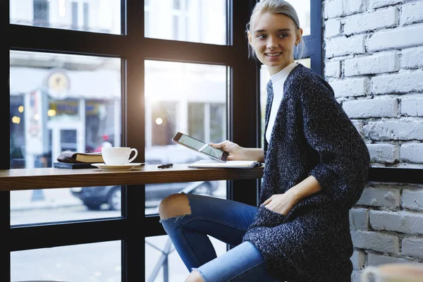 Masada tablet ile poz kız