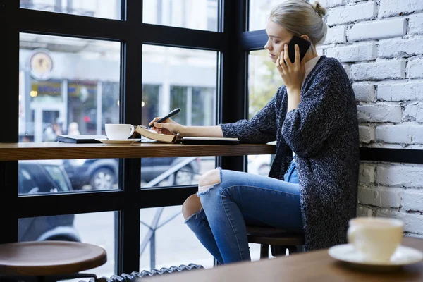 Ervaren Vrouwelijke Ontwerper Met Telefoongesprek Coffeeshop Raadpleging Strategie Planning Voor — Stockfoto