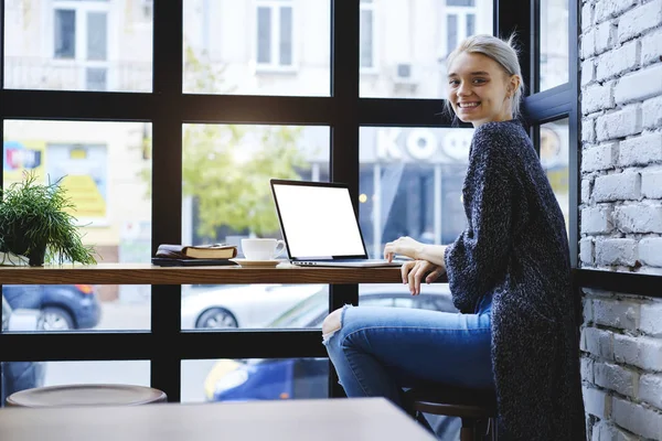 Wesoły student z laptopa w kawiarni — Zdjęcie stockowe