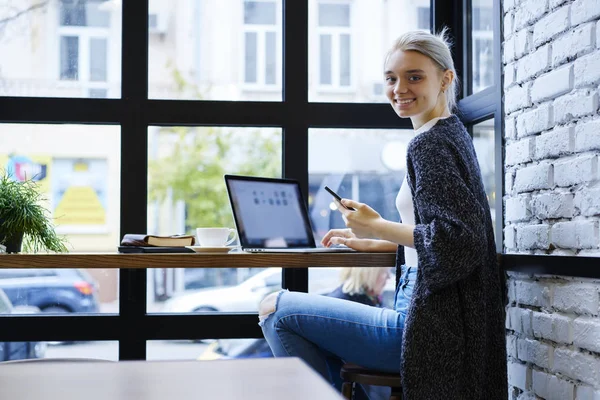 Yaratıcı çalışma ve paylaşım sosyal ağlar için laptop ile multimedya dosyaları eşitleme sarışın hipster blogger büyüleyici meslek, müreffeh kadın freelancer gülümseyen portresi memnun