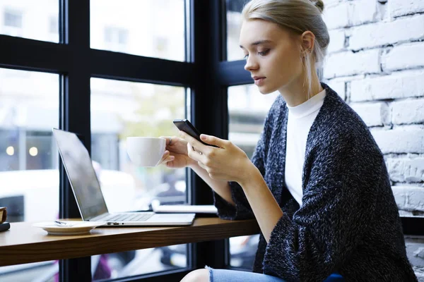 Przemyślane Blondynka Copywriter Kobiece Czytanie Wiadomości Stronie Internetowej Korzystających Herbaty — Zdjęcie stockowe