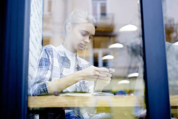 Jolie Fille Blonde Hipster Passer Temps Libre Dans Café Utilisant — Photo