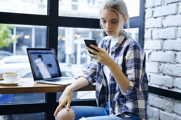 Sérieuse Rédactrice Assise Intérieur Café Pendant Pause Vérification Notification Sur — Photo