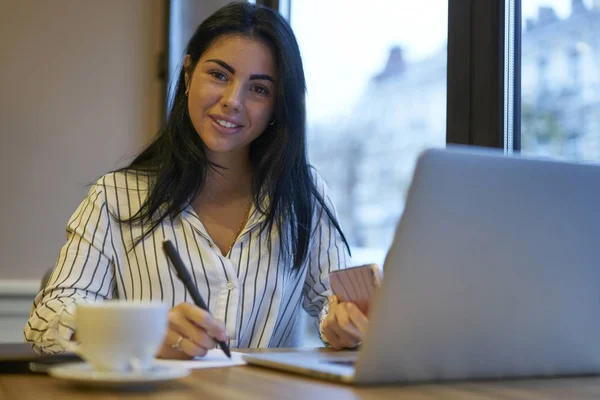 Ritratto Prospera Donna Affari Bruna Guardando Fotocamera Seduta Strategia Pianificazione — Foto Stock