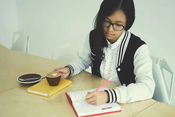 Συλλογισμένος Μελαχρινή Ασιάτισσα Φοιτήτρια Σύνταξη Έκθεσης Στο Σημειωματάριο Απολαμβάνοντας Καφέ — Φωτογραφία Αρχείου
