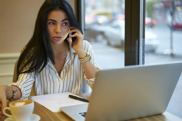 Attraktiv Brunette Forretningskvinne Som Har Seriøse Samtaler Smarttelefon Arbeidsplaner Erfaren – stockfoto