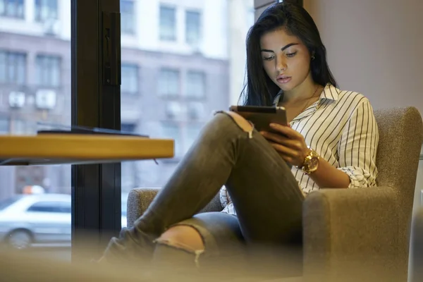 Chica Hipster Pensativa Moda Desgaste Pasar Ocio Lectura Libros Electrónicos — Foto de Stock