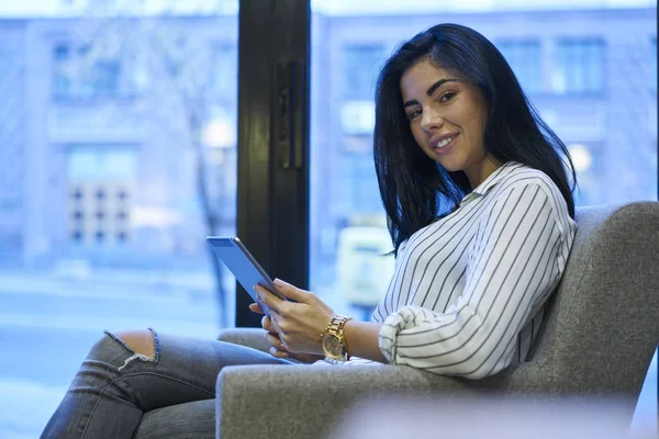 Porträt Einer Charmanten Brünetten Studentin Die Sich Café Interieur Ausruht — Stockfoto