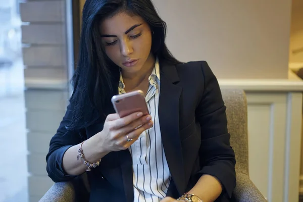 Mulher Negócios Morena Concentrada Lendo Notícias Rede Smartphone Enquanto Sentada — Fotografia de Stock