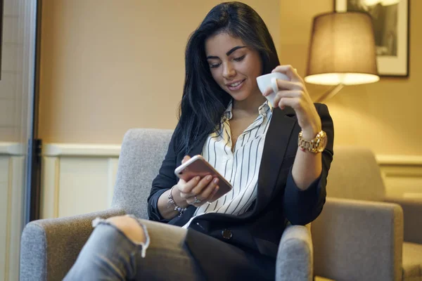 Empresária Sorridente Mensagens Texto Digitando Redes Sociais Usando Smartphone Moderno — Fotografia de Stock