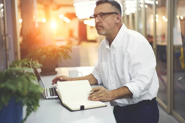 Pensive Mûri Propriétaire Société Qui Pense Créer Calendrier Travail Écrit — Photo