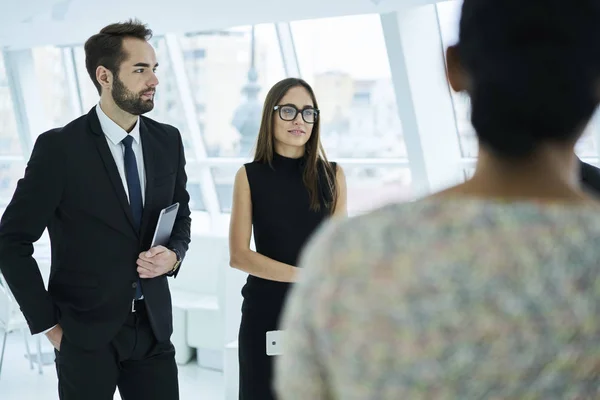 Mannelijke Vrouwelijke Werknemers Formele Outfit Discussie Ideeën Samen Nadenken Project — Stockfoto