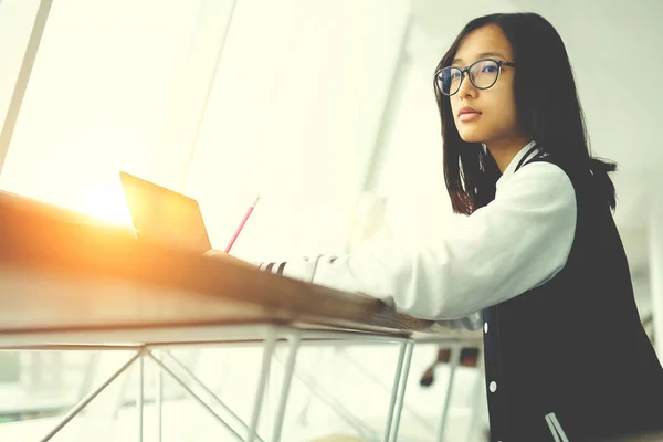 Estudiante Internacional Pensativo Anteojos Pensando Hacer Investigación Para Tarea Tarea — Foto de Stock