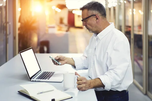 Konzentrierter Geschäftsmann Der Seinen Dienst Online Über Eine Mobile Anwendung — Stockfoto