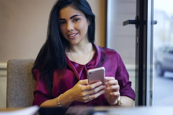 Retrato Menina Hipster Atraente Desfrutando Lazer Café Blogging Redes Sociais — Fotografia de Stock