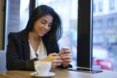 Başarılı kadın girişimci kontrol e-posta kutusu geribildirim ile iş için iyi haber alma gülümseyen, resmen eğlence için rezervasyon otel için uygulama kullanarak ara dinlenme Yöneticisi giyinmiş