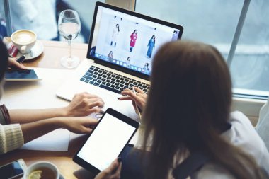 İş arkadaşları web Deposu sayfasında yeni elbise koleksiyonu işbirliği ticaret para kazanma bilgileri güncelleme resim kırpılmış, iş arkadaşlarınızla işbirliği aygıtlarını kullanarak proje üzerinde görünümünü arka