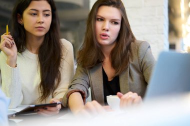 İki kadın çalışanların bilgi birlikte, modern teknoloji kullanılarak accountings üzerinde durulması şirket gelir kontrol iş arkadaşları analiz proje için araştırmalar yapmaya konsantre