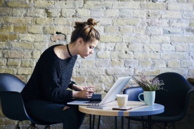 Konsantre kız öğrenci dizüstü cihaz kablosuz yüksek hızlı 4 g için bağlanma, çalışma alanı coworking oturan internet. Dalgın blogger bilgi bilgisayar kullanarak Web sitelerinde arama  
