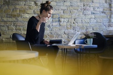 Kahve elinde tutan ve 4 g için bağlanma dizüstü bilgisayarda ilginç webinar izlerken konsantre grafik tasarımcı internet. Düşünceli erkek lezzetli içecek tadını çıkarırken modern bilgisayar eğitim