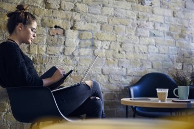 Şık giyimli hippi kız modern bilgisayar eğitim webinar izlerken sırasında notlar yazma. Beyaz öğrenci bilgi edebiyat laptop yolu ile ağ arama sınav hazırlama