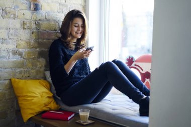 Çekici gazeteci manifatura komik geribildirim tuğla duvar ile promosyon içeriğiniz için kopya alanı yakınında rahat kafeteryada otururken gülümseyerek. Hippi kız rekreasyon zaman kapalı olması