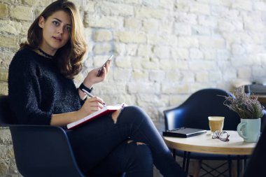 Yarım uzunluk portre için wifi telefon web sitelerinde yararlı bilgi ararken kameraya bakarak çekici gazeteci bağlı merak ve genel fikirler ders kitabı kaydetme