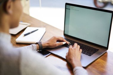 Arkadan Görünüş afro Amerikan Freelancer kafede, profesyonel copywriter web sayfası kazanç para çevrimiçi tarama görüntü kırpılmış Internet yüksek hızlı bağlantısı kullanarak para online kazanç