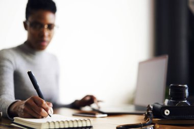 Seçici odak reklam alanı ile arka plan bulanık oturan afro Amerikan işkadını el yazısı işlemi ufuk siluet siyah kadın modeli çizim eskiz proje tasarımı 