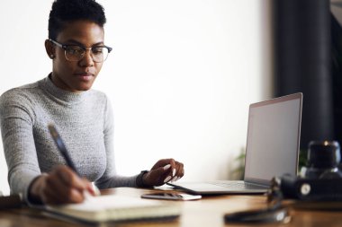 Dalgın müreffeh afro Amerikan grafik tasarımcı üzerine konsantre oluşturma planı çizim kroki, yetenekli yazarı seyredebileceğiniz fikirler ile boş ekran dizüstü oturan reklam kampanyası için