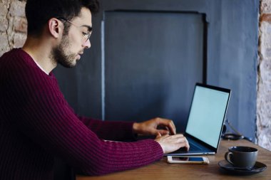 Yetenekli genç bu yeni yararlı web uygulaması ile promosyon içeriğiniz için boş ekran dizüstü bilgisayarda uzaktan çalışırken programlama sırasında müşteri için e-posta yazma profesyonel